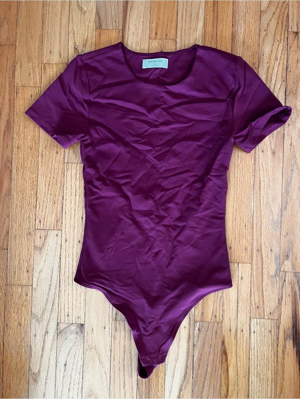 EUC Aritzia Babaton Contour bodysuit crew short sleeve. XS. burgundy colour